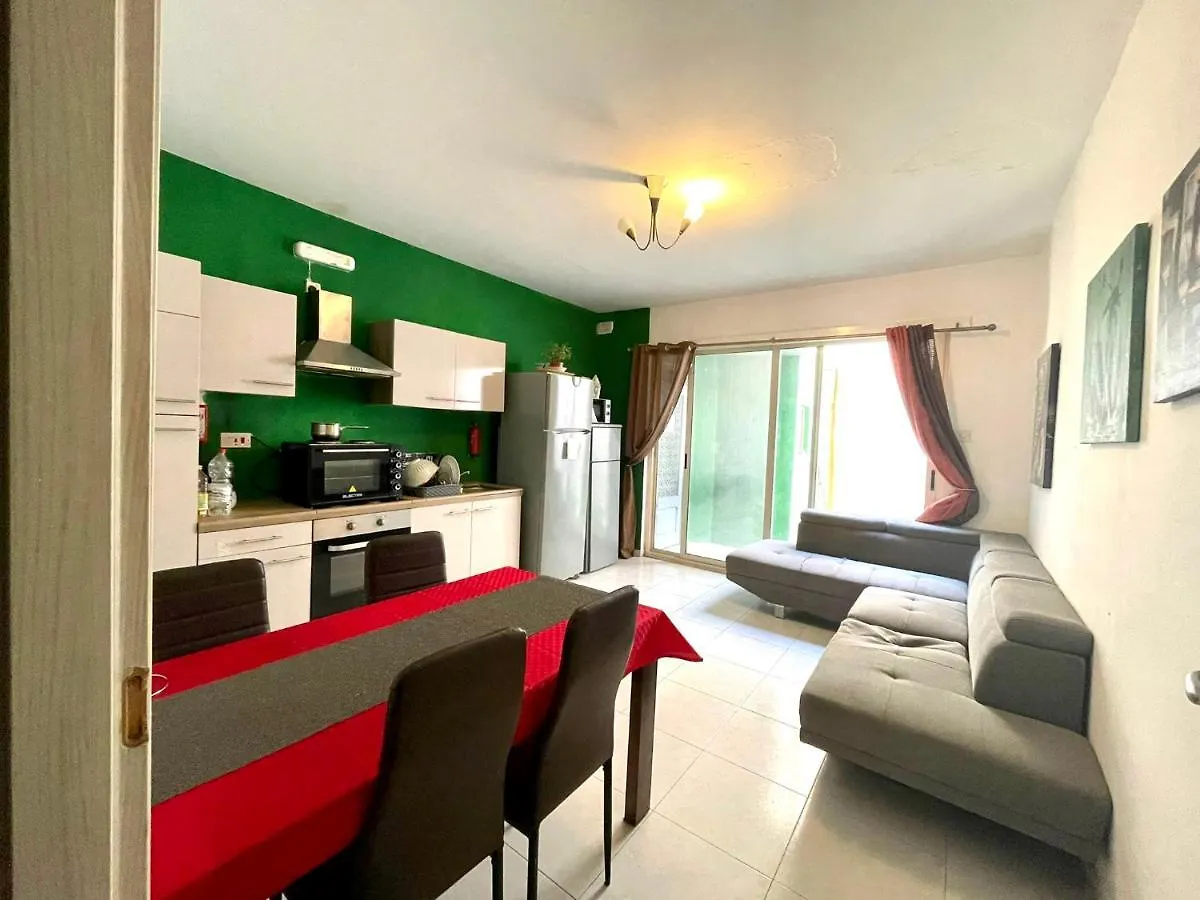 Room 2- Private Room With Balcony Ac Wifi And En Suite 0*, Sliema Malta