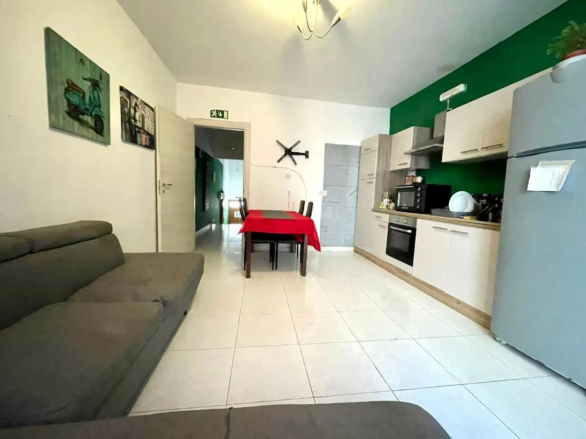 Room 2- Private Room With Balcony Ac Wifi And En Suite 0*, Sliema