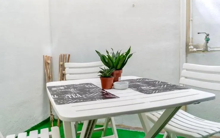 Room 2- Private Room With Balcony Ac Wifi And En Suite Accommodatie bij particulieren